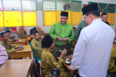 Pj Walikota Pekanbaru Roni Rakhmat Tinjau Uji Coba Makan Siang Gratis di SMP Negeri 3