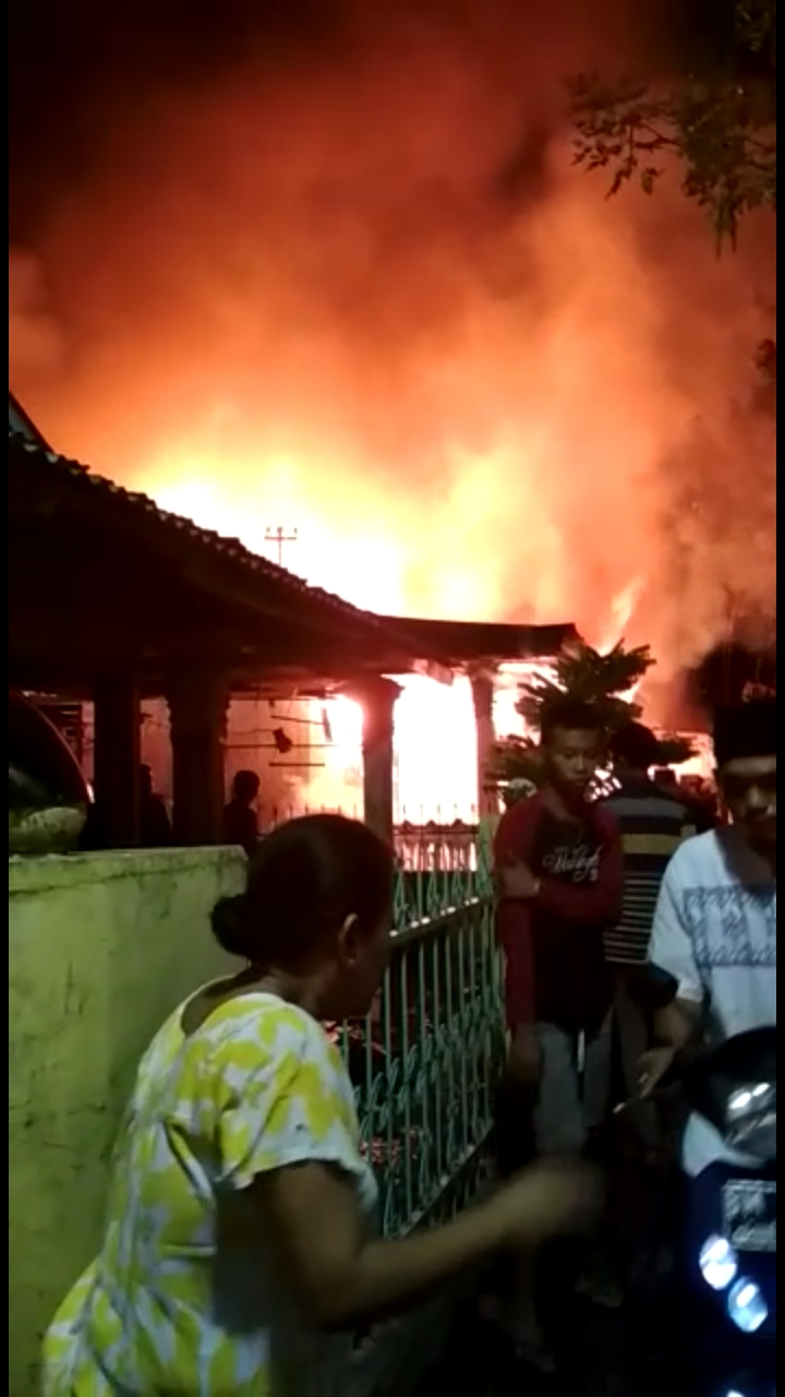 Dua Petak Rumah di Kelurahan Kampung Tengah Ludes Dilalap Api