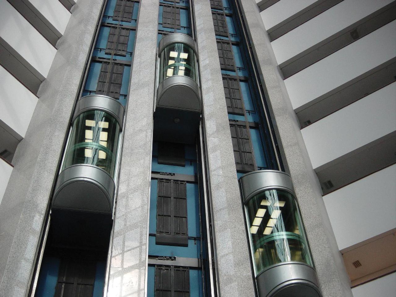 Lift Berisi Enam Orang Jatuh Dari Lantai 95 Gedung 875 North Michigan Avenue, Chicago