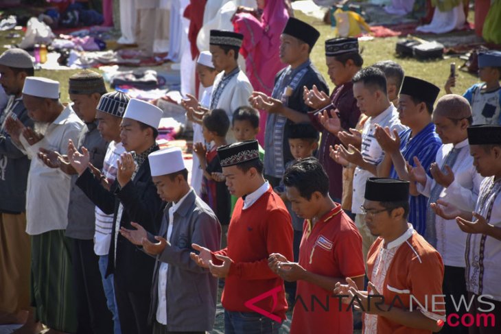 Ribuan umat Muslim Lombok melaksanakan Salat Sunat Taubat untuk bencana gempa Lombok di Kecamatan Gu