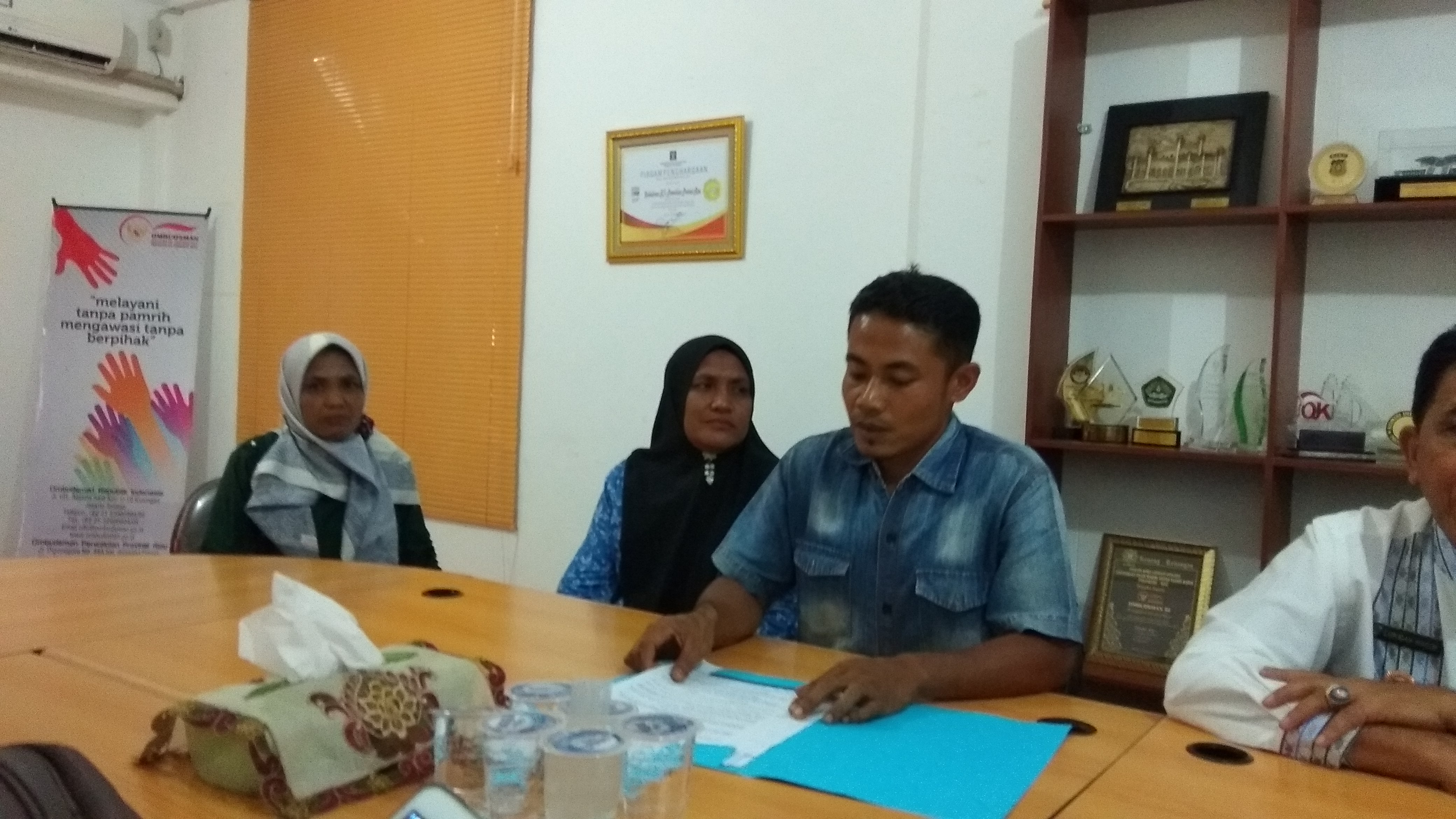 Keluarga Besar Iwandri Datangi  Kantor Ombudsman Riau. Ada Kasus Apa Ya?