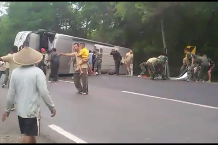 Hindari Traffic Cone, Bus Mira Terguling di Depan Gudang Amunisi TNI AD