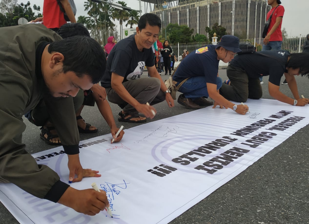 Tuntut Cabut Remisi Jokowi, Jurnalis Pekanbaru Gelar Aksi di Tugu Zapin