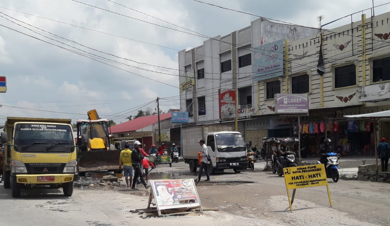 Dinas PUPR Perbaiki Jalan Rusak di Suka Karya