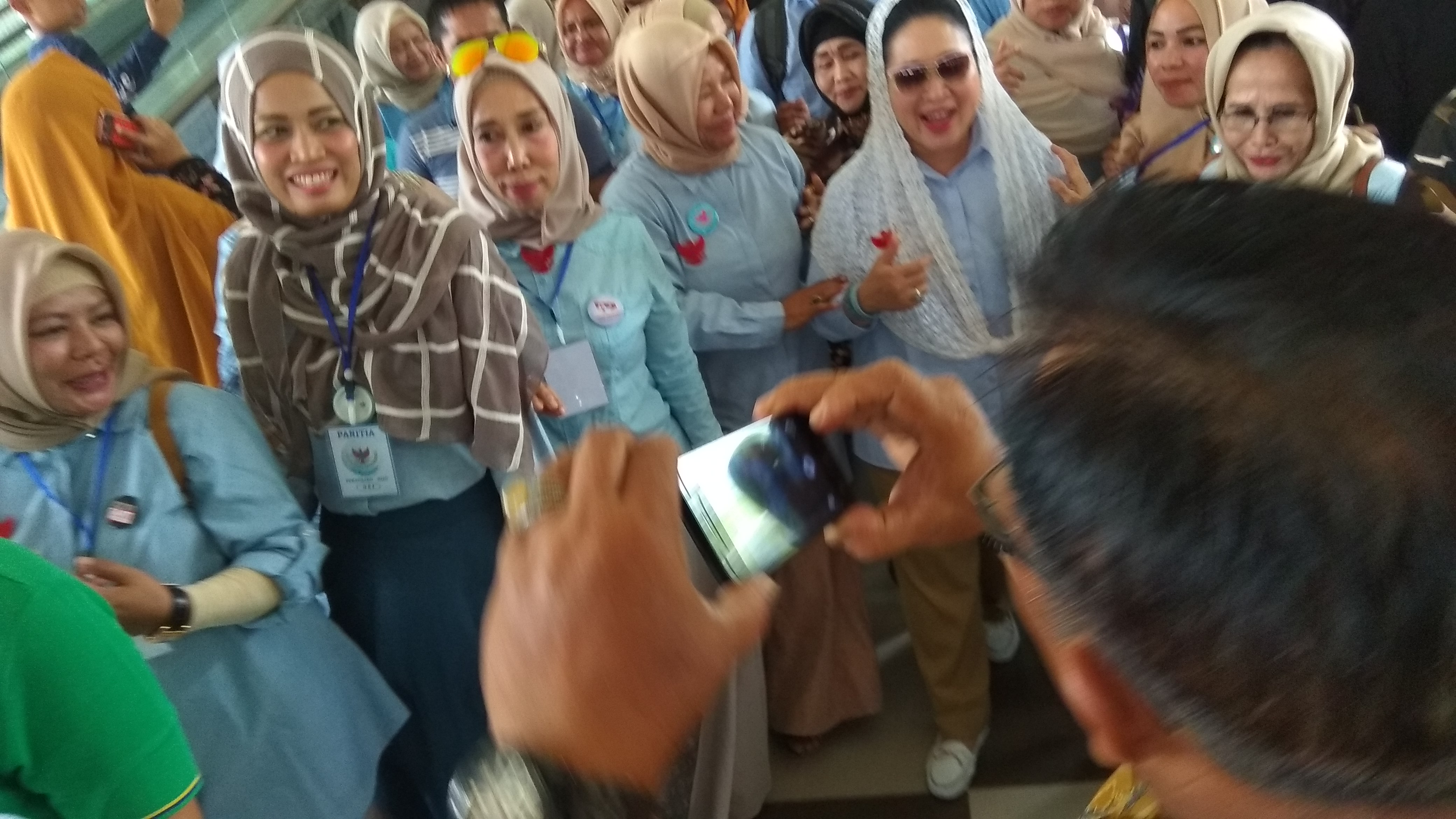 Titiek Soeharto Disambut Ratusan Emak-emak Minta Selfie Bareng