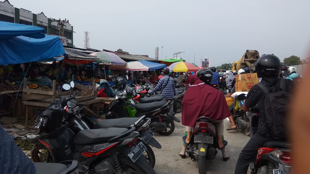 Semrawut, Pasar Pagi Arengka 'Tumpah' ke Jalan