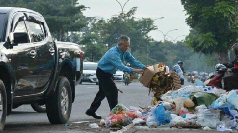 DLHK Pekanbaru Amankan Puluhan Warga Buang Sampah Sembarangan