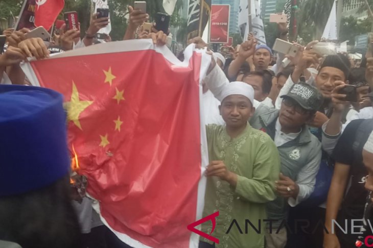 Protes, Massa Bela Muslim Uighur Bakar Spanduk Bendera di Kedubes Cina