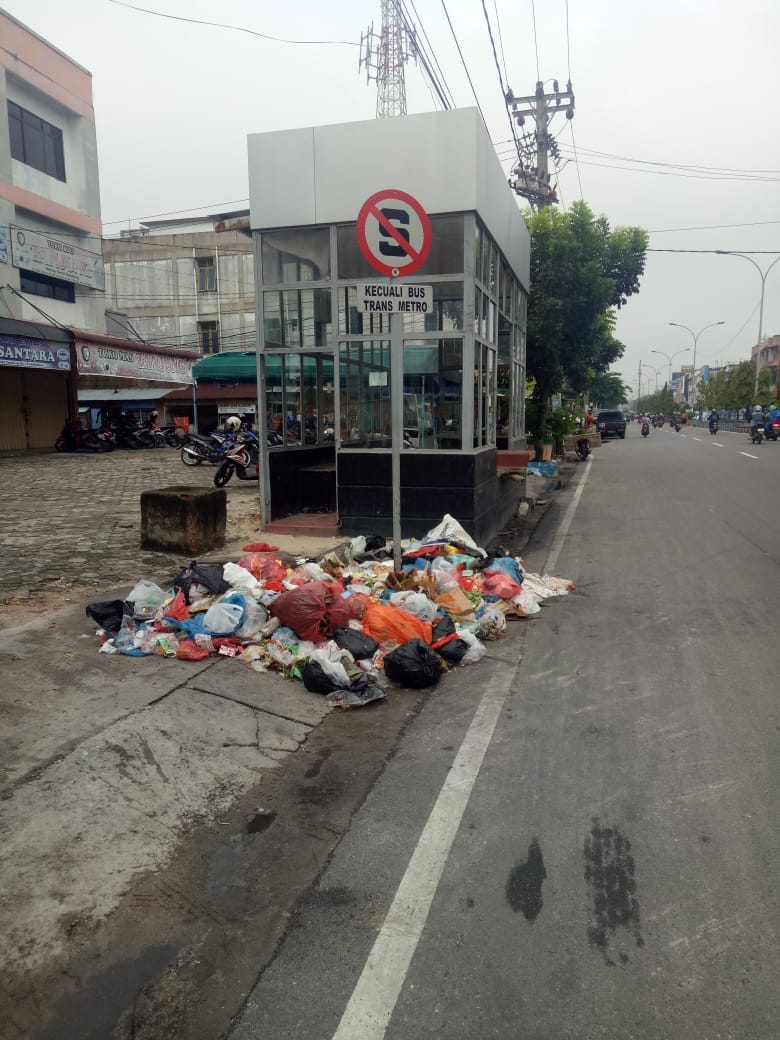 Kadishub Pekanbaru Keluhkan Tumpukan Sampah Didepan Halte TMP