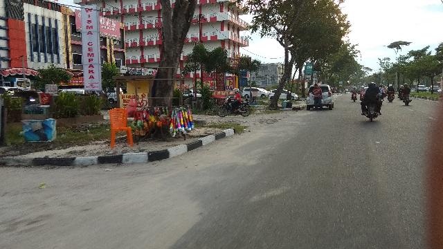 Pedagang terompet hiasi pinggir jalanan Kota Pekanbaru