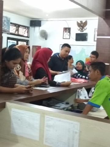 Padat, Warga Berbodong - bondong Ngurus Administrasi Kependudukan di UPTD Disdukcapil Marpoyan Damai